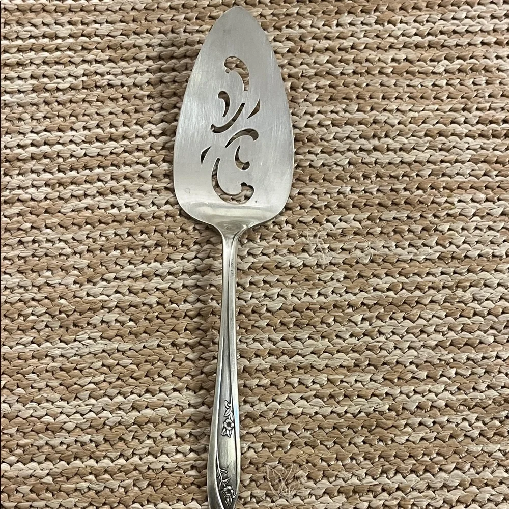 Vintage Wm ROGERS Mfg 1951 MAGNOLIA/INSPIRATION Pierced Cake/Pie Server 8 5”L